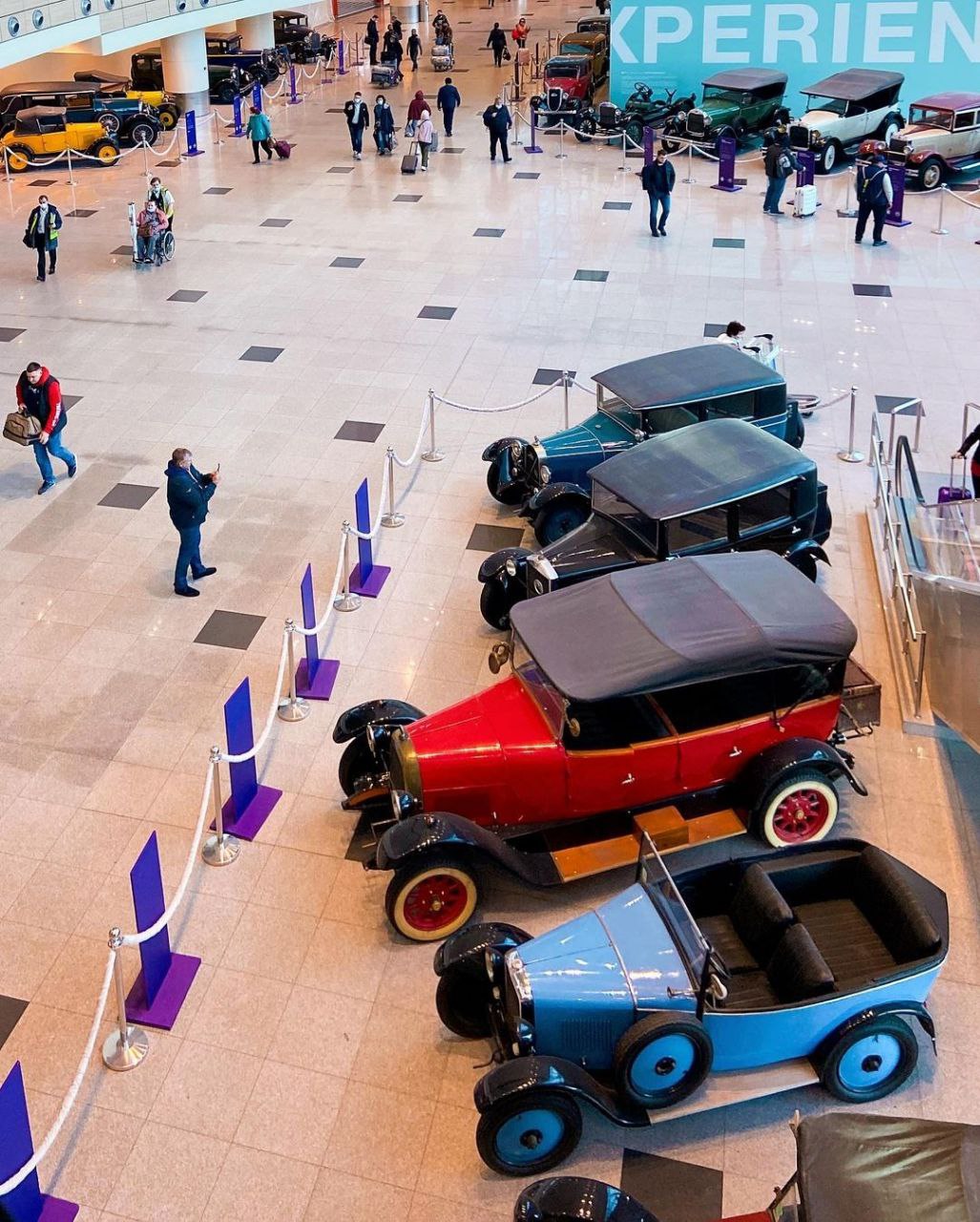 Выставка ретро-авто в аэропорту Домодедово
