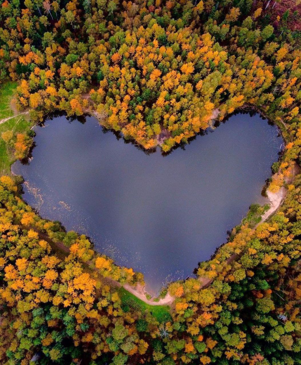Живописное озеро «Красное» в форме сердца