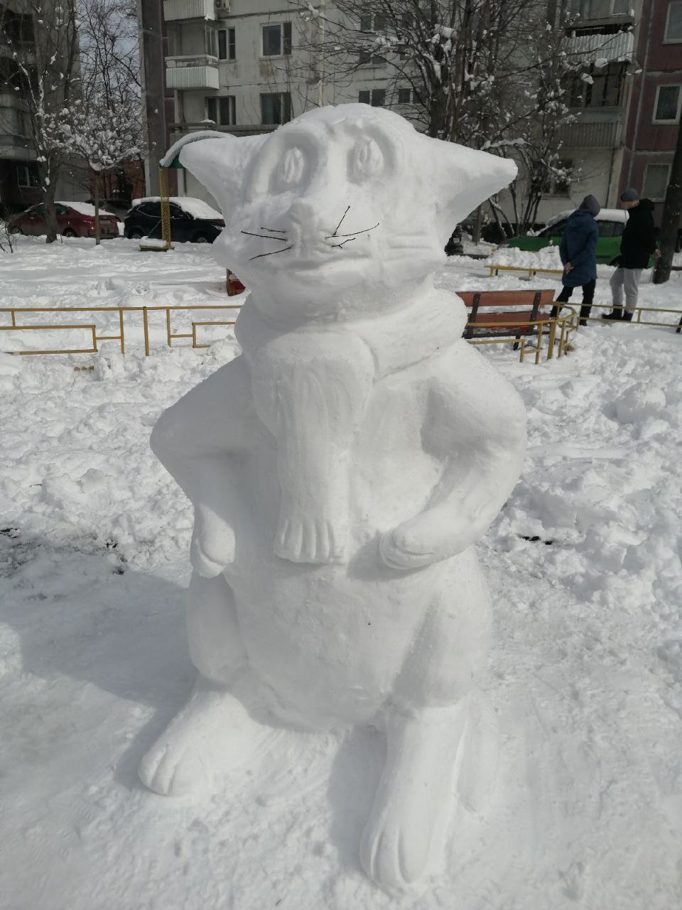 Апрельский снеговик в Химках